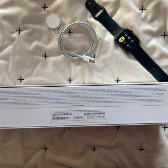 Apple Watch Series 3 - 42 mm - Space Grey Aluminum - Black Band - Picture 6 of 8